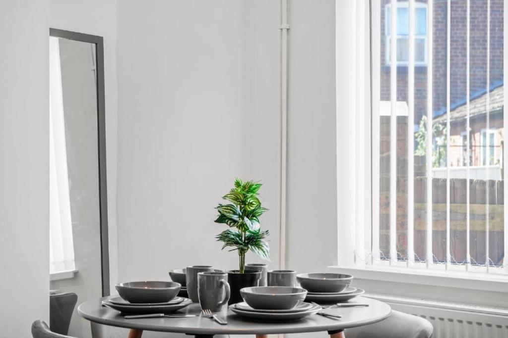 Modern Equipped 4 Bedroom House In Central Stoke-Free Parking Exteriör bild